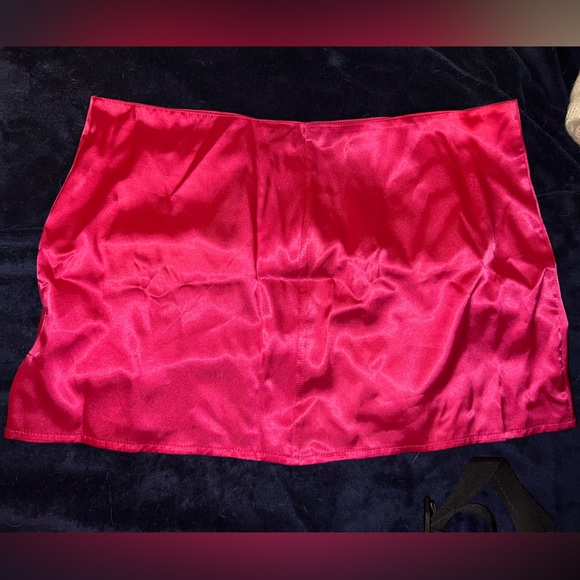 First Distraction the label satin spit mini skirt in hot pink - Picture 2 of 5